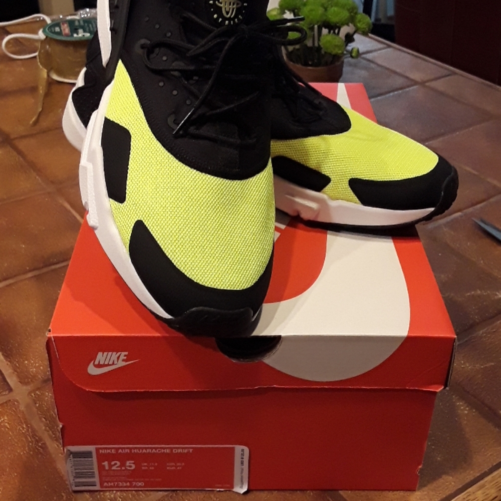 Nike air huaraches 12.5 fit like 12 med